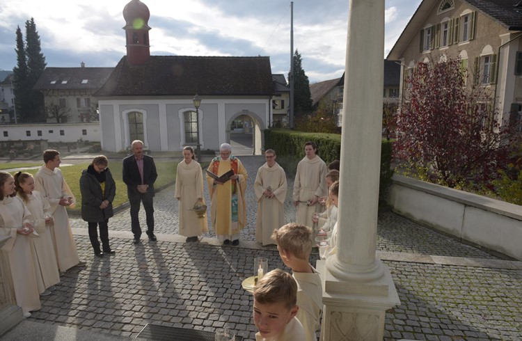 Pfarrer Eduard Birrer begann den Gottesdienst vor der Kirche. Foto Michael Wyss