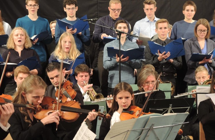 Mitglieder des Start-up-chors und des Orchesters der Musikschule Rottal am Kirchenkonzert. Foto Josef Stirnimann-Maurer