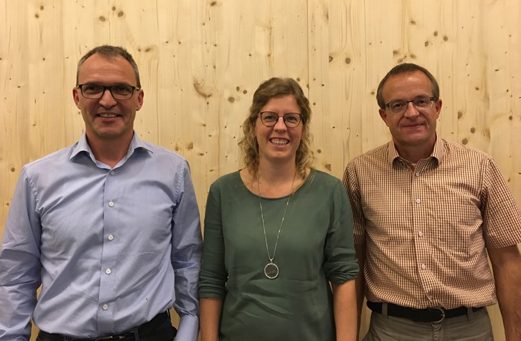 Im Bild: (von links) Edgar Muff (abtretender Kirchmeier), Diana Käch (neues Mitglied der Rechnungskommission) und Gery Emmenegger (neuer Kirchmeier). Foto zVg