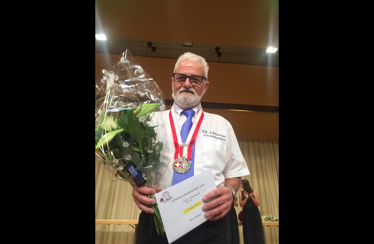 Edi Albisser mit der Silbermedaille an der Schweizermeisterschaft. Foto zVg