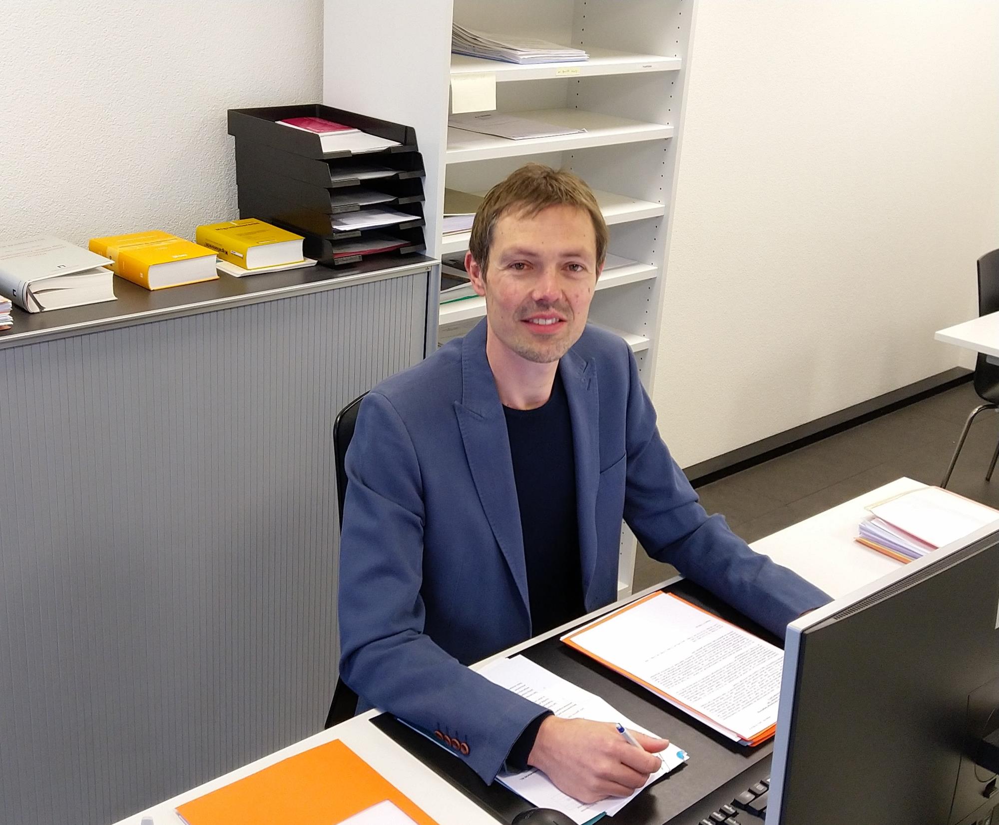 MLaw Bruno Schwarzentruber an seinem Arbeitsplatz bei der Staatsanwaltschaft Sursee. Foto zVg