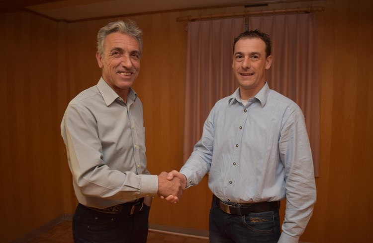 FDP-Präsident Rolf Binggeli (links) gratuliert Willy Pörtig zur Nominierung als Gemeinderatskandidat. Foto Ferdinand Brühlmann