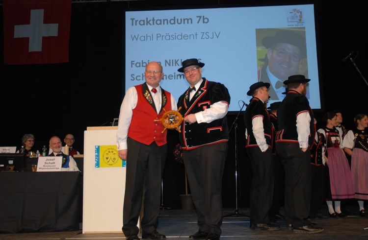 Der abtretende ZSJV-Präsident Richard Huwiler (links) übergibt dem neuen Präsidenten Fabian Niklaus symbolisch ein Steuerrad. Foto Patrick Koch