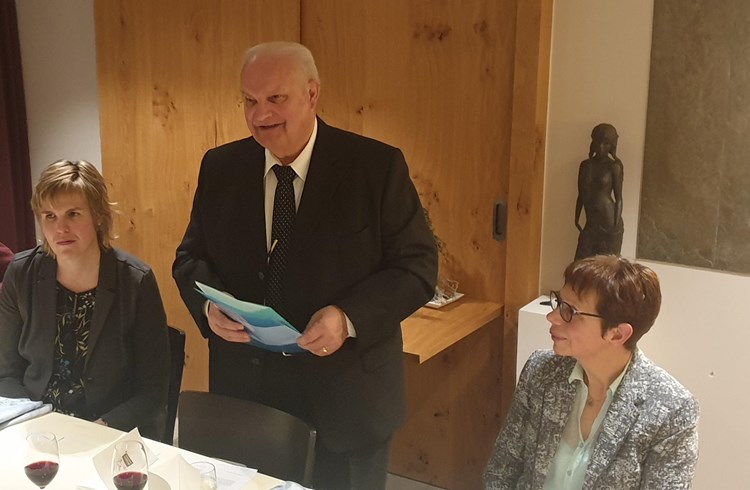 Stiftungsratspräsident Isidor Stadelmann verabschiedet Cecile Fischer (links), als Pflegerin und Klara Häfliger (rechts) als Leiterin des Pilgerstüblis. Foto Hans Fischer