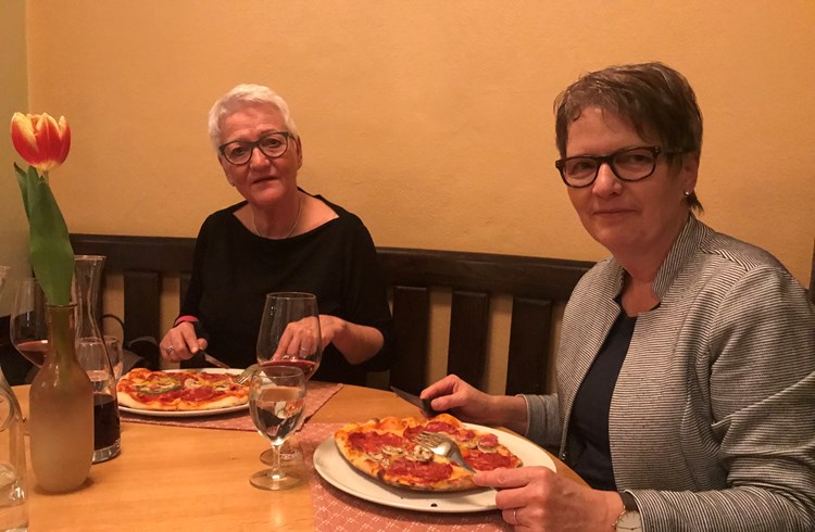 Lisbeth Wicki (links), Präsidentin der Theatergesellschaft Ruswil und Helen Müller, Vorstandsmitglied, geniessen eine «Pizza teatro» in der Pizzeria im «Rössli» Ruswil. Foto Hannes Bucher