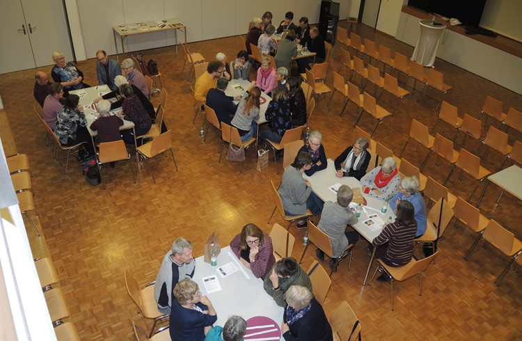 Im zweiten Teil des Abends diskutierte das Publikum in fünf Gruppen über ausgewählte Fragen. Foto Josef Stirnimann-Maurer Im zweiten Teil des Abends diskutierte das Publikum in fünf Gruppen über ausgewählte Fragen. Foto Josef Stirnimann-Maurer