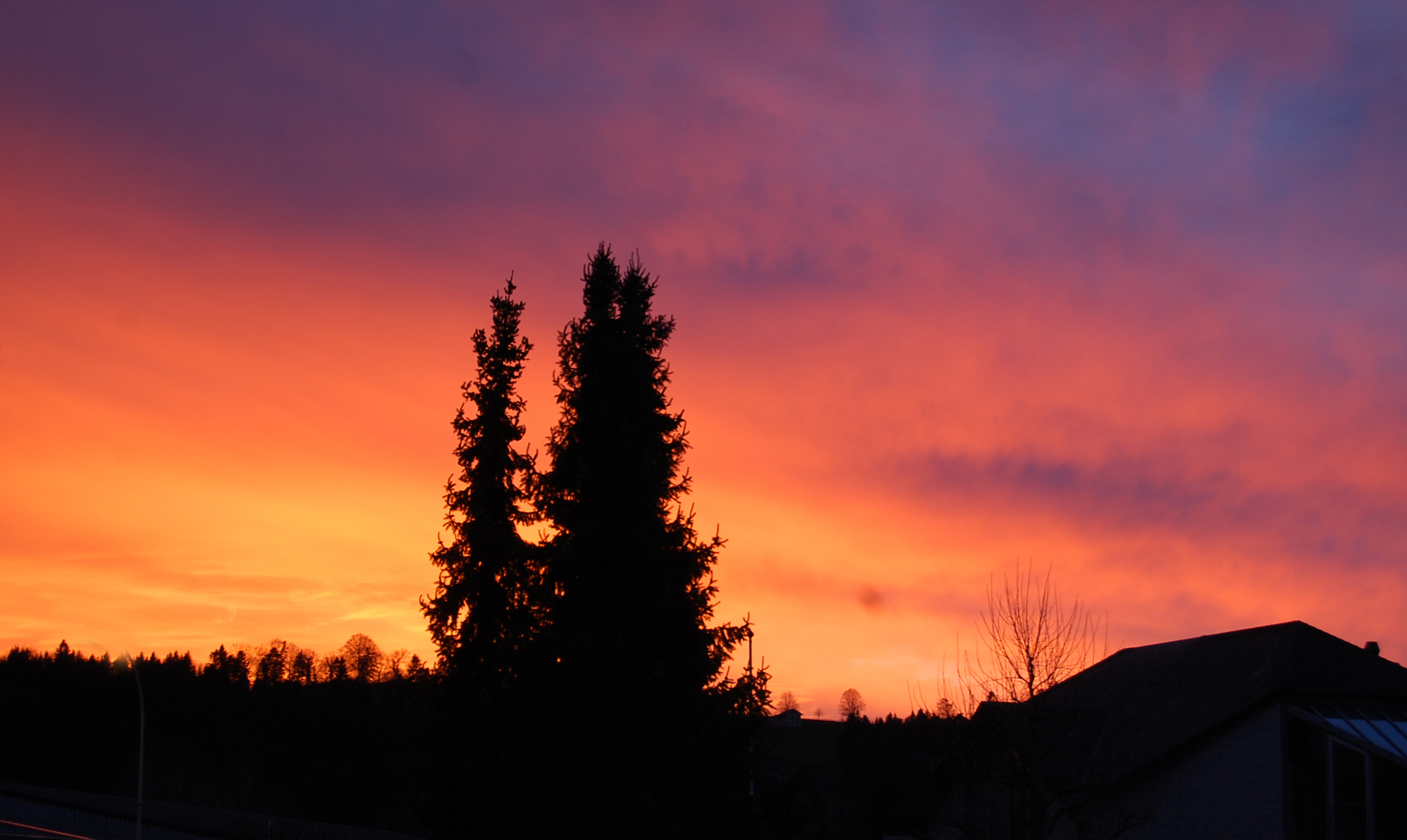 Herrliches Abendrot am Fasnachtssamstag über dem Wellberg, Grosswangen. | Willi Rölli, Grosswangen