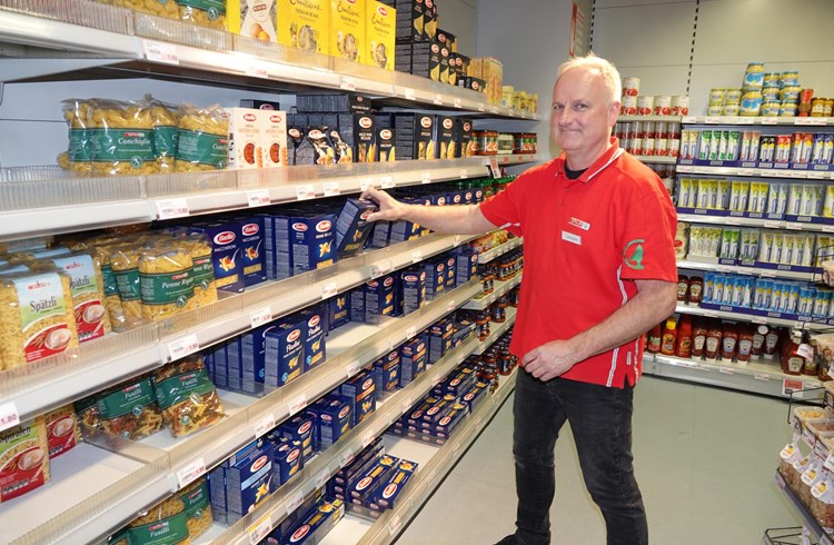 Zu den vermehrt nachgefragten Produkten im SPAR Supermarkt Buttisholz gehören Teigwaren. Geschäftsleiter Urs Bucher füllt die Regale. Foto Roland Meyer