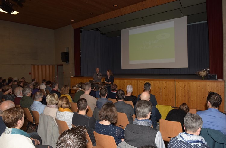 Diana Käch und Robert Müller präsentierten ihre Ergebnisse zur Zentrumsentwicklung. Foto Michael Wyss
